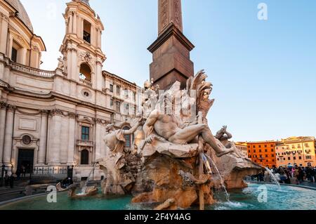 Fontaine des quatre rivières avec obélisque égyptien sur la Piazza Navona. Fontaine classique du XVIIe siècle, à Rome, en Latium, en Italie Banque D'Images