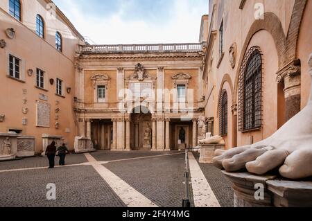 Statues colossales dans une cour intérieure des musées Capitoline à Rome en Latium, Italie Banque D'Images