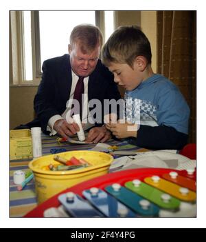 Photocall Charles Kennedy dans la crèche de l'Imperial Hotel À Blackpool pendant la Conférence des libéraux démocrates de 2005.pic David Sandison 20/9/2005 Banque D'Images