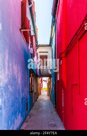 Rue étroite aux façades colorées et avec un petit passage, sur l'île de Burano à Venise en Vénétie, Italie Banque D'Images