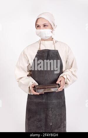 Jeune femme en vêtements médicaux blancs, médecin ou infirmière de l'armée soviétique pendant la guerre, 1940s Banque D'Images