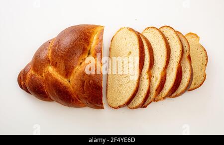 Pain de Pâques sucré, tranches de pain de cozonac tsoureki isolées sur fond blanc, vue du dessus. Brioche tressée, challah. Desseur religieux traditionnel festif Banque D'Images