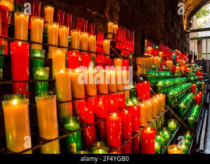 De nombreuses bougies colorées dans l'abbaye bénédictine Santa Maria de Montserrat, Espagne. Banque D'Images