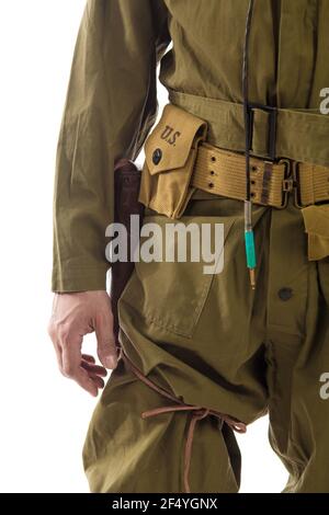 L'homme acteur habille ou enlève l'uniforme militaire d'un Tankman américain de la période de la Seconde Guerre mondiale pose sur fond blanc Banque D'Images