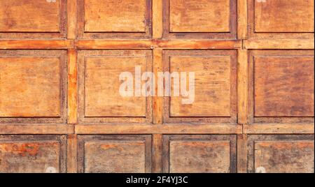 Texture d'arrière-plan vierge de porte en bois. Blocs de couleur marron avec cadre, fermé, vieux, art pelé de la surface sécurisée. Mur, plancher, entrée en bois. Mur Banque D'Images