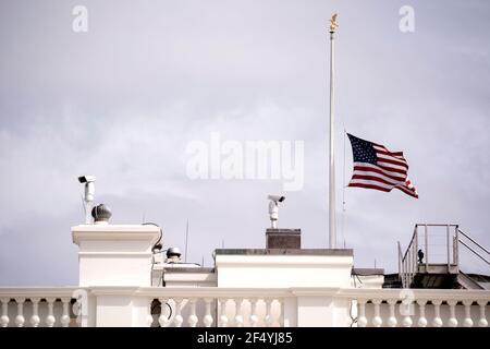 Washington, États-Unis d'Amérique. 23 mars 2021. Le drapeau américain vole à la moitié du personnel à la Maison Blanche le mardi 23 mars 2021 à Washington, DC, États-Unis, pour honorer les victimes de la fusillade de masse à Boulder, Colorado. Crédit: Stefani Reynolds/Pool/Sipa USA crédit: SIPA USA/Alay Live News Banque D'Images