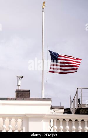 Washington, États-Unis d'Amérique. 23 mars 2021. Le drapeau américain vole à la moitié du personnel à la Maison Blanche le mardi 23 mars 2021 à Washington, DC, États-Unis, pour honorer les victimes de la fusillade de masse à Boulder, Colorado. Crédit: Stefani Reynolds/Pool/Sipa USA crédit: SIPA USA/Alay Live News Banque D'Images