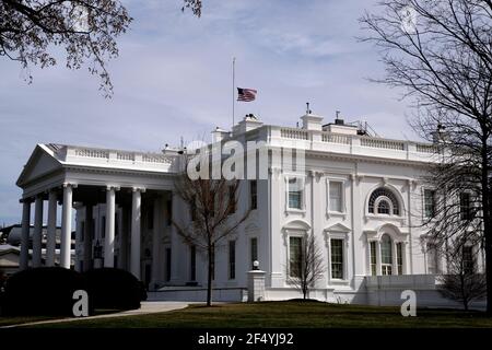 Washington, États-Unis d'Amérique. 23 mars 2021. Le drapeau américain vole à la moitié du personnel à la Maison Blanche le mardi 23 mars 2021 à Washington, DC, États-Unis, pour honorer les victimes de la fusillade de masse à Boulder, Colorado. Crédit: Stefani Reynolds/Pool/Sipa USA crédit: SIPA USA/Alay Live News Banque D'Images