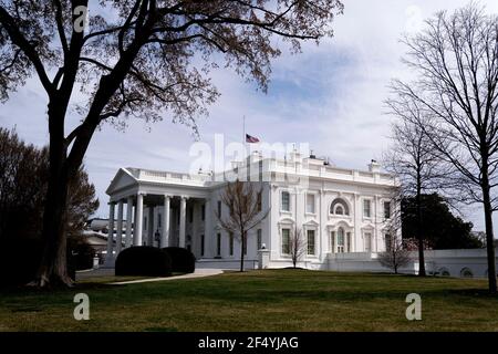 Washington, États-Unis d'Amérique. 23 mars 2021. Le drapeau américain vole à la moitié du personnel à la Maison Blanche le mardi 23 mars 2021 à Washington, DC, États-Unis, pour honorer les victimes de la fusillade de masse à Boulder, Colorado. Crédit: Stefani Reynolds/Pool/Sipa USA crédit: SIPA USA/Alay Live News Banque D'Images