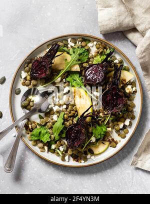 Réchauffant, parfait pour les jours froids, réconfortant et nourrissant vegan, lentilles vertes, pomme croquante et salade de betteraves rôties avec sauce balsamique. Banque D'Images