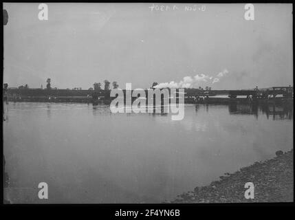 Troupes ferroviaires allemandes. Train de champ jusqu'au pont ponton Banque D'Images