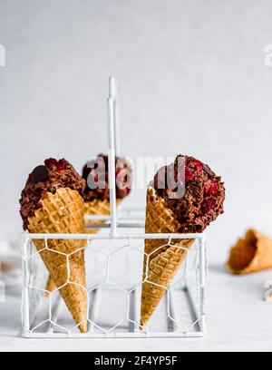 Crème glacée de pommes de terre douce faite maison, végétalienne, sans crétin avec des chips de chocolat et des cerises. Juste écopé et prêt à être servi. Banque D'Images
