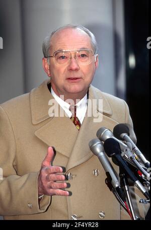 Washington, DC. USA, le 4 février 1996 le sénateur présidentiel du Texas, Phil Gramm (républicain), s'est entretenu avec des journalistes après son apparition dans le discours du dimanche matin de l'ABC "cette semaine avec David Brinkley" Banque D'Images