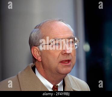 Washington, DC. USA, le 4 février 1996 le sénateur présidentiel du Texas, Phil Gramm (républicain), s'est entretenu avec des journalistes après son apparition dans le discours du dimanche matin de l'ABC "cette semaine avec David Brinkley" Banque D'Images