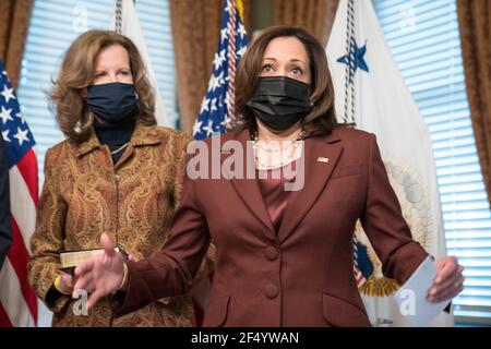 Washington, États-Unis d'Amérique. 23 mars 2021. Le vice-président des États-Unis, Kamala Harris, répond à une question au sujet de la fusillade à Boulder, au Colorado, après avoir prêté serment solennellement à l'ambassadeur William Burns en tant que directeur de la Central Intelligence Agency dans l'immeuble Eisenhower Executive Office à Washington, aux États-Unis, le 23 mars 2021. Credit: Ken Cedeno/Pool via CNP | usage dans le monde crédit: dpa/Alay Live News Banque D'Images