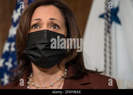 Washington, États-Unis d'Amérique. 23 mars 2021. Le vice-président des États-Unis, Kamala Harris, répond à une question au sujet de la fusillade à Boulder, au Colorado, après avoir prêté serment solennellement à l'ambassadeur William Burns en tant que directeur de la Central Intelligence Agency dans l'immeuble Eisenhower Executive Office à Washington, aux États-Unis, le 23 mars 2021. Credit: Ken Cedeno/Pool via CNP | usage dans le monde crédit: dpa/Alay Live News Banque D'Images