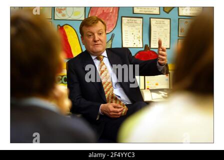 Charles Kennedy sur la piste électorale visite Weston Park École primaire dans le nord de Londres et répond aux questions de Children.pic David Sandison 27/4/2005 Banque D'Images