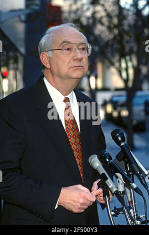 Washington, DC. USA, 1999 le sénateur présidentiel du Texas, Phil Gramm (républicain), s'entretient avec les journalistes après son apparition dans le discours du dimanche matin de l'ABC "cette semaine avec David Brinkley" Banque D'Images