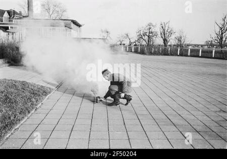 Deuxième Guerre mondiale. Homme pendant un exercice avec une cartouche de gaz de combustion (probablement aux pays-Bas) Banque D'Images