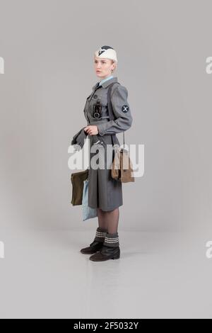 Femme acteur réacteur dans les vêtements d'hiver historiques RAD de la mode allemande pendant la Seconde Guerre mondiale Banque D'Images