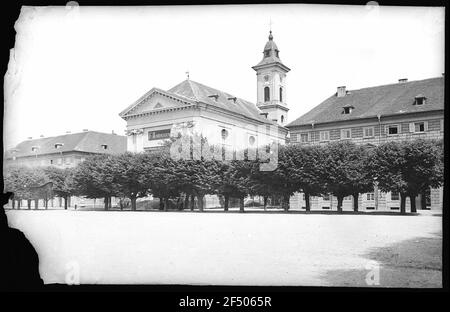 Theresienstadt. Paradeplatz avec église de garnison Banque D'Images