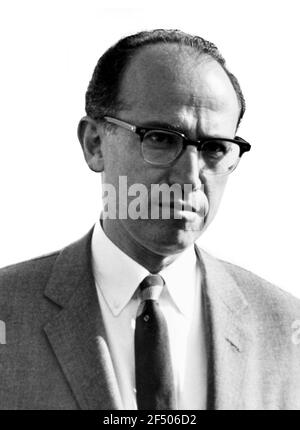 Jonas Salk. Portrait du virologue américain et chercheur médical, Jonas Edward Salk (1914-1995), 1959. Salk est surtout connu pour avoir développé le premier vaccin polio. Banque D'Images