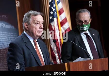 Washington, États-Unis. 23 mars 2021. Le sénateur Richard Durbin, D-il, s'exprime aux côtés du chef de la majorité au Sénat Charles Schumer, D-NY, à la suite du déjeuner politique du Sénat à Capitol Hill, Washington, DC, le mardi 23 mars 2021. Photo de Kevin Dietsch/UPI. Crédit : UPI/Alay Live News Banque D'Images