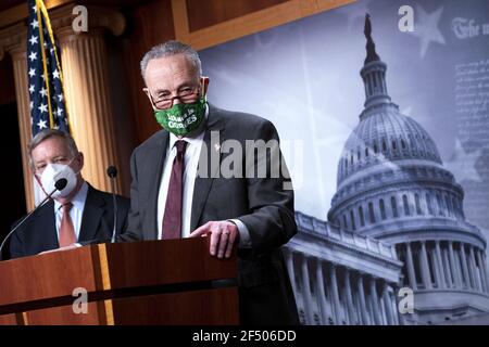 Washington, États-Unis. 23 mars 2021. Le leader de la majorité au Sénat Charles Schumer, de New York, s'exprime aux côtés du sénateur Richard Durbin, de l'Illinois, lors d'une conférence de presse à la suite du déjeuner politique du Sénat à Capitol Hill, à Washington, DC, le mardi 23 mars 2021. Schumer a annoncé qu'il apporterait une législation sur les armes à feu à la parole, en commençant par des vérifications universelles des antécédents. Photo de Kevin Dietsch/UPI crédit: UPI/Alay Live News Banque D'Images