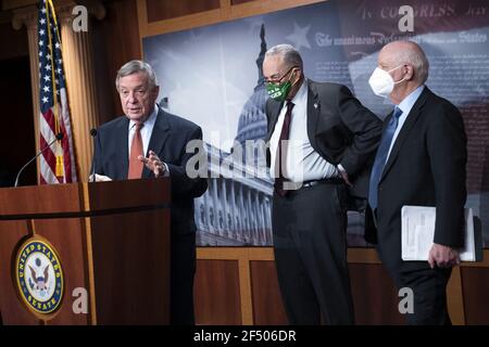 Washington, États-Unis. 23 mars 2021. Le sénateur Richard Durbin, D-il, s'exprime aux côtés du chef de la majorité au Sénat Charles Schumer, D-NY, et du sénateur Ben Cardin, D-MD, lors d'une conférence de presse à la suite du déjeuner politique du Sénat à Capitol Hill à Washington, DC, le mardi 23 mars 2021. Photo de Kevin Dietsch/UPI. Crédit : UPI/Alay Live News Banque D'Images