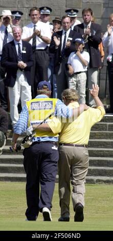 GOLF OUVERT ST ANDREWS 21/7/2000 2ÈME JOUR. JACK NICKLAUS ET SON FILS APRÈS SON PUTT LE 18. PHOTO DAVID ASHDOWN. Banque D'Images