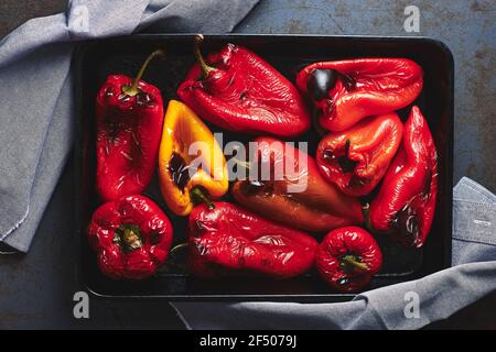 Poivrons rouges et jaunes grillés sur plaque de cuisson sur fond sombre. Vue de dessus. Banque D'Images