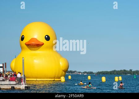 Canard géant en caoutchouc célébrera le 150e anniversaire du Canada, Toronto, Canada - 30 juin 2017 Banque D'Images