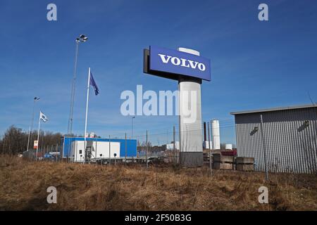 Volvo signe à un centre de service le mardi. Le fabricant de camions AB Volvo arrête maintenant la production au début d'avril en raison d'une pénurie de semi-conducteurs. Banque D'Images