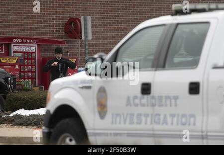 Boulder, États-Unis. 23 mars 2021. Un technicien de scène de crime prend des mesures à l'extérieur d'un magasin d'alimentation King Soopers où 10 personnes, y compris un policier, ont été tuées dans une fusillade lundi, à Boulder, Colorado, le mardi 23 mars, 2021. La police a déclaré qu'un suspect, identifié comme Ahmad Al Aliwi Alissa, était en garde à vue et inculpé de 10 chefs d'accusation de meurtre au premier degré. Photo de Bob Strong/UPI crédit: UPI/Alay Live News Banque D'Images