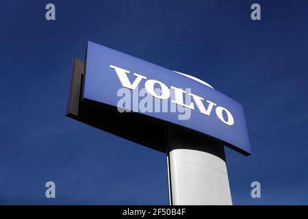 Volvo signe à un centre de service le mardi. Le fabricant de camions AB Volvo arrête maintenant la production au début d'avril en raison d'une pénurie de semi-conducteurs. Banque D'Images