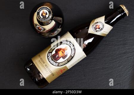 Munich, Allemagne - 23 mars 2021 : bouteilles de Franziskaner Weissbier, produits de Spaten-Franziskaner-Breau GmbH, sur fond noir Banque D'Images