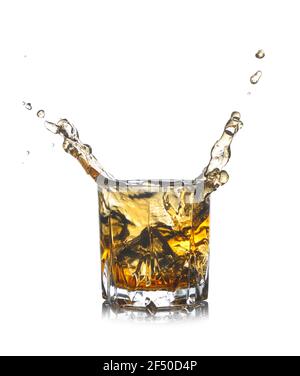 Verres isolés de whisky avec éclaboussures sur fond blanc. Banque D'Images