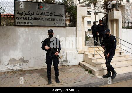 Gaza, Gaza. 23 mars 2021. Les policiers sont garde devant le bureau de la Commission électorale centrale palestinienne (CPEC) au début de la période d'inscription aux élections législatives de mai dans la ville de Gaza, le 23 mars 2021. Samedi, le PCEC a commencé à recevoir des demandes de nomination pour les prochaines élections législatives, selon une déclaration de la commission électorale. Photo par Ismael Mohamad/UPI crédit: UPI/Alay Live News Banque D'Images