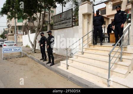 Gaza, Gaza. 23 mars 2021. Les policiers sont garde devant le bureau de la Commission électorale centrale palestinienne (CPEC) au début de la période d'inscription aux élections législatives de mai dans la ville de Gaza le 23 mars 2021. Samedi, le PCEC a commencé à recevoir des demandes de nomination pour les prochaines élections législatives, selon une déclaration de la commission électorale. Photo par Ismael Mohamad/UPI crédit: UPI/Alay Live News Banque D'Images