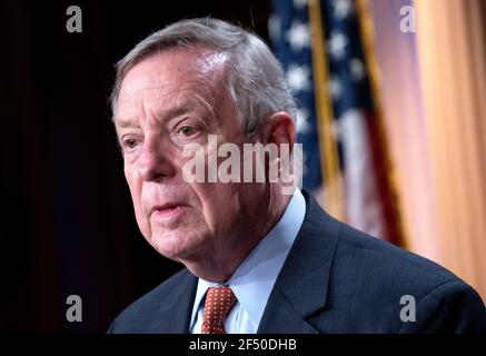 Washington, États-Unis. 23 mars 2021. Le sénateur Richard Durbin, D-il, parle lors d'une conférence de presse à la suite du déjeuner de politique du Sénat à Capitol Hill, Washington, DC, le mardi 23 mars 2021. Photo de Kevin Dietsch/Pool/Sipa USA crédit: SIPA USA/Alay Live News Banque D'Images