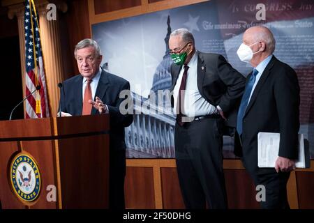 Washington, États-Unis. 23 mars 2021. Le sénateur Richard Durbin, D-il, s'exprime aux côtés du chef de la majorité au Sénat Charles Schumer, D-NY, et du sénateur Ben Cardin, D-MD, lors d'une conférence de presse à la suite du déjeuner politique du Sénat à Capitol Hill à Washington, DC, le mardi 23 mars 2021. Photo de Kevin Dietsch/Pool/Sipa USA crédit: SIPA USA/Alay Live News Banque D'Images