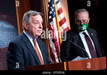 Washington, États-Unis. 23 mars 2021. Le sénateur Richard Durbin, D-il, s'exprime aux côtés du chef de la majorité au Sénat Charles Schumer, D-NY, à la suite du déjeuner politique du Sénat à Capitol Hill à Washington, DC, le mardi 23 mars 2021. Photo de Kevin Dietsch/Pool/Sipa USA crédit: SIPA USA/Alay Live News Banque D'Images