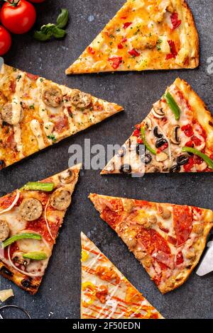 Variété de tranches de pizza vue de dessus Banque D'Images