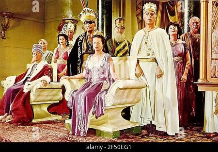 ATLANTIS LE CONTINENT PERDU 1961 MGM film avec Joyce Taylor Comme la princesse Antillia et Edward Platt comme le souverain Sacrificateur les deux sont assis Banque D'Images