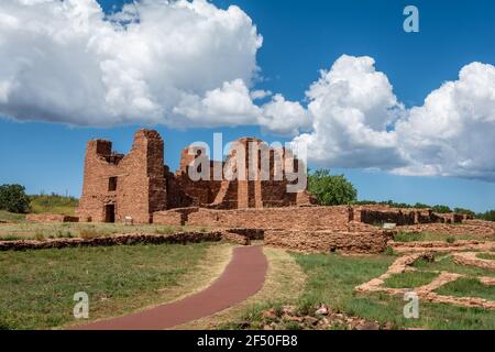 Les ruines du pueblo du Nouveau-Mexique et l'église de la mission coloniale espagnole à Quarai, le monument national des missions du Pueblo de Salinas, près de Mountainair, NOUVEAU-MEXIQUE. Banque D'Images