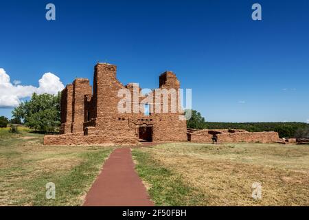 Les ruines du pueblo du Nouveau-Mexique et l'église de la mission coloniale espagnole à Quarai, le monument national des missions du Pueblo de Salinas, près de Mountainair, NOUVEAU-MEXIQUE. Banque D'Images