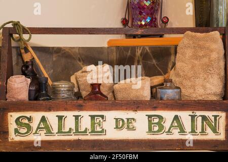 Ancienne boîte à outils en bois avec serviettes en rouleau et bouteilles en verre vintage Dans la salle de bains principale à l'intérieur d'une vieille pierre de champ de Canadiana vers 1735 maison Banque D'Images