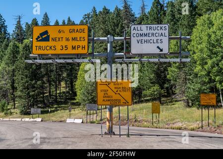 Route dangereuse et panneaux de pente abrupte sur l'US Highway 82 près de Cloudcroft, Nouveau-Mexique, États-Unis. Banque D'Images