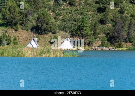 Mescadero Apache Indian Reservation teepees at Mescadero Lake, Nouveau-Mexique, Etats-Unis. Banque D'Images