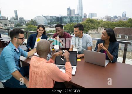 Divers groupes de gens d'affaires se réunissent sur un balcon urbain, Londres, Royaume-Uni Banque D'Images